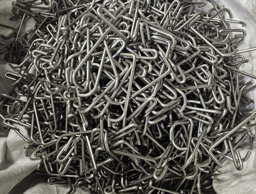 Die Edelstahl-Wandhaken während der Produktion nach dem Biegevorgang.