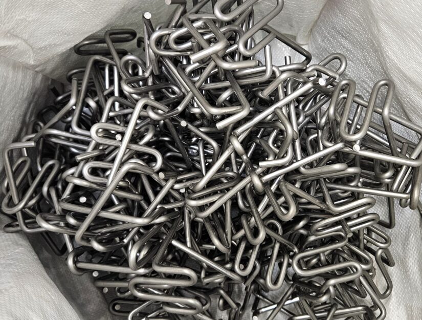 Die Mini-Werkzeughalter aus Edelstahl während der Produktion nach dem ersten Biegevorgang.