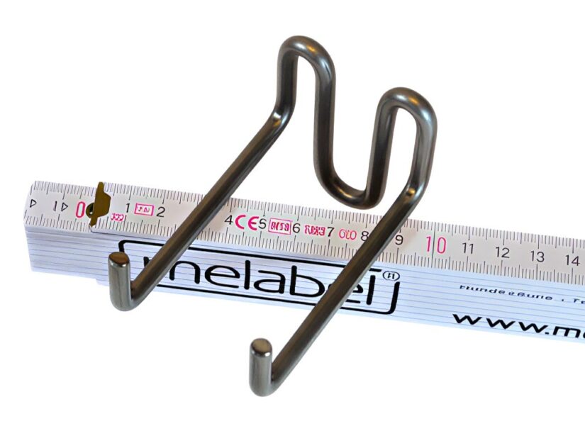 Der Mini-Besenhalter ist 90 mm lang und besteht aus 6 mm starkem Edelstahldraht.