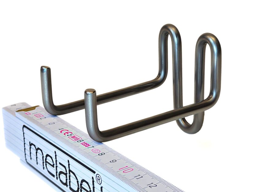 Der Mini-Besenhalter wird mit zwei Edelstahlschrauben an die Wand gedübelt.