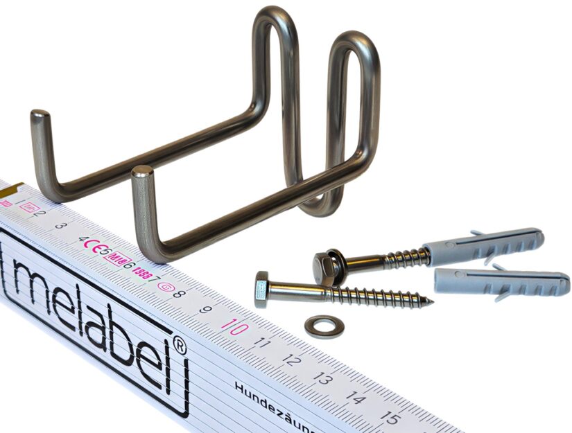 Mitgeliefert werden zwei Edelstahlschrauben mit Unterlegscheiben und zwei Dübel (Ø 8 mm).