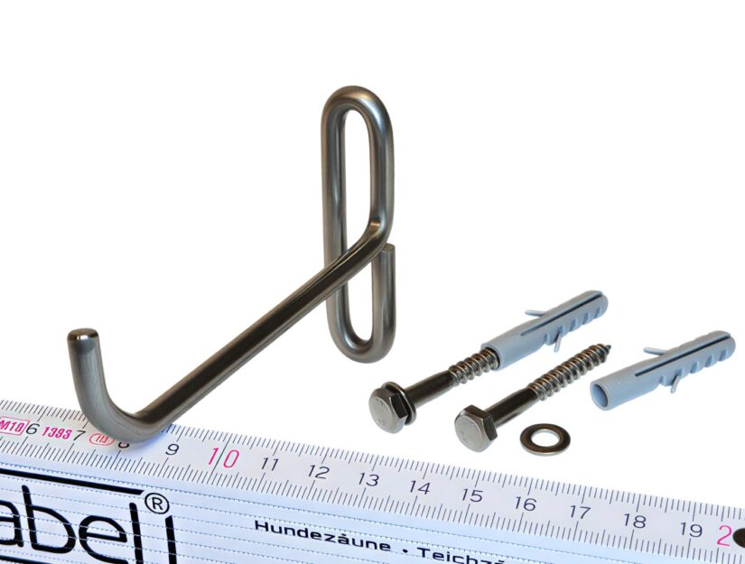 Mitgeliefert werden zwei Edelstahlschrauben mit Unterlegscheiben sowie zwei Nylondübel (Ø 8 mm).