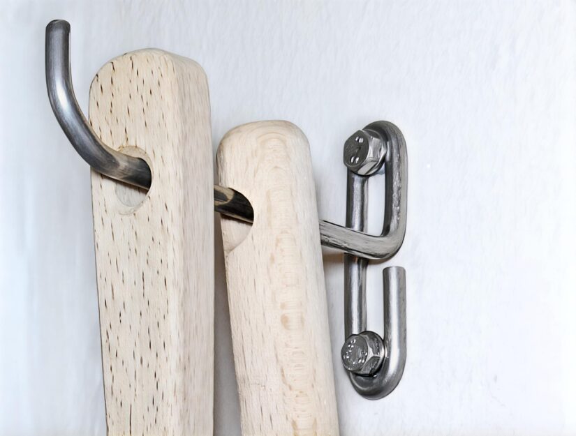 Ein Mini-Wandhalter aus Edelstahl, an dem ein Handfeger mit einem Kehrblech hängt.