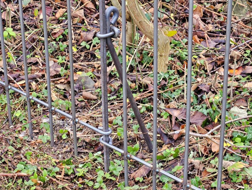 Die Abstützstrebe sorgt für zusätzliche Stabilität am "anno" Zaun.