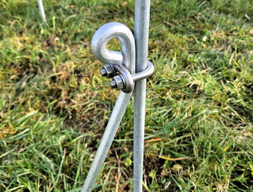 Verzinkte steunbalk: schroefbeugels, tegenringen, sluitringen en moeren van roestvrij staal.