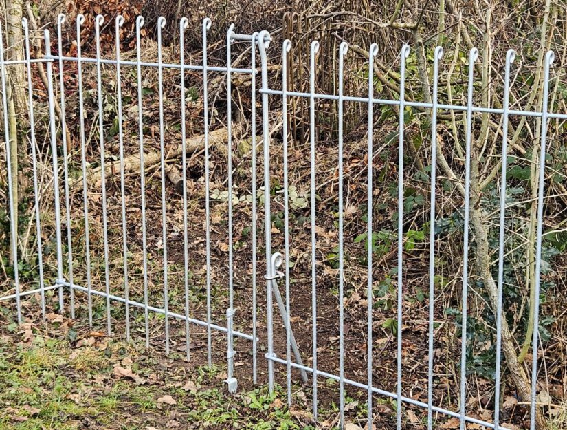 De steunsteun op de verbindingsstang, naast een deur, anno-115-verzinkt.