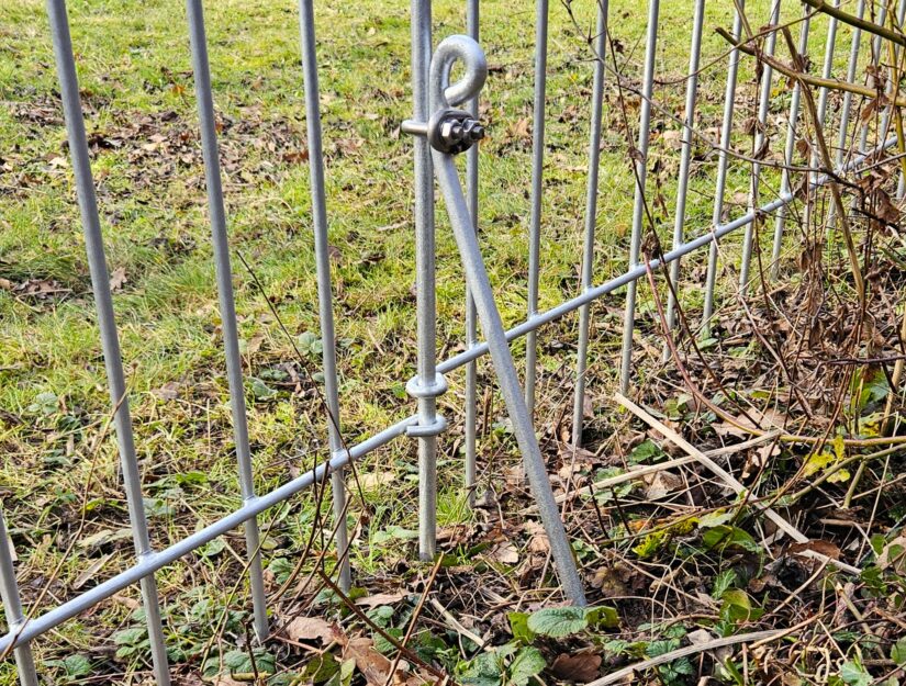 Die Abstützstrebe verbindet hohe Stabilität mit einfacher Montage.