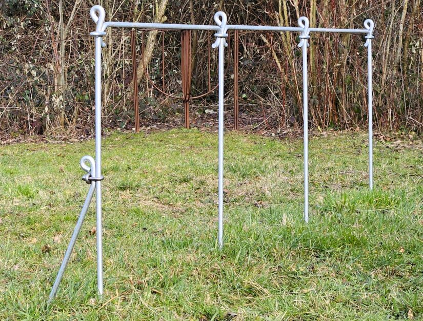 De eerste paal wordt gestabiliseerd met een steunbalk (speciale accessoire anno).