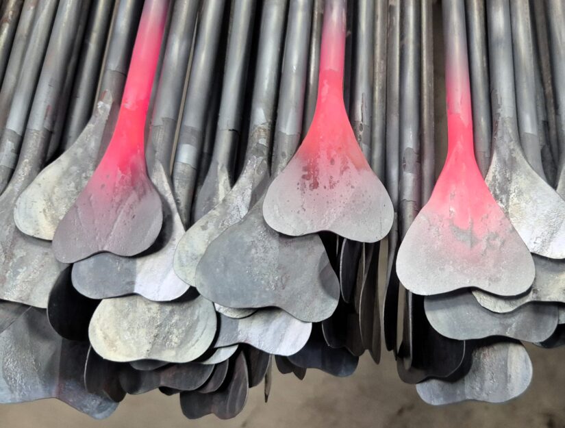 Pflanzstäbe Herz noch glühend nach dem Schmiedevorgang.