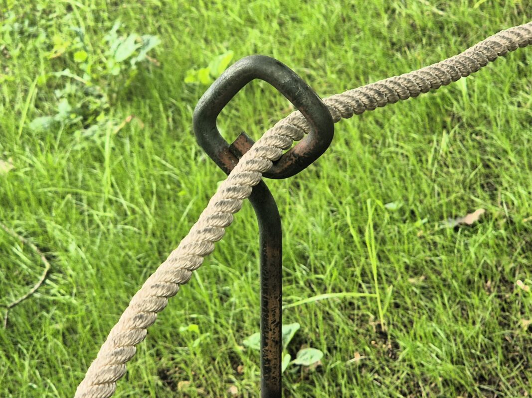 Abgrenzungspfosten mit Rautenöse für Seile, Ketten und Holzstangen.