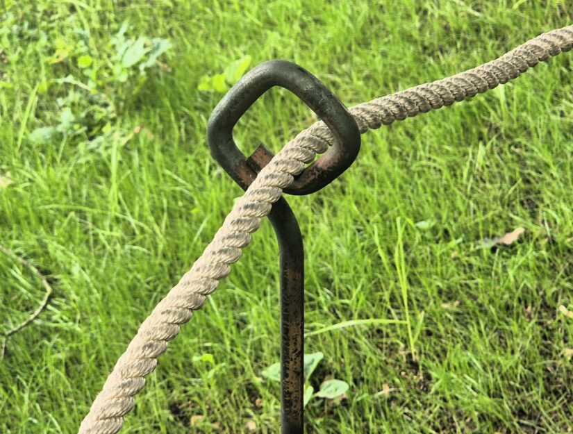 Abgrenzungspfosten mit Rautenöse für Seile, Ketten und Holzstangen.