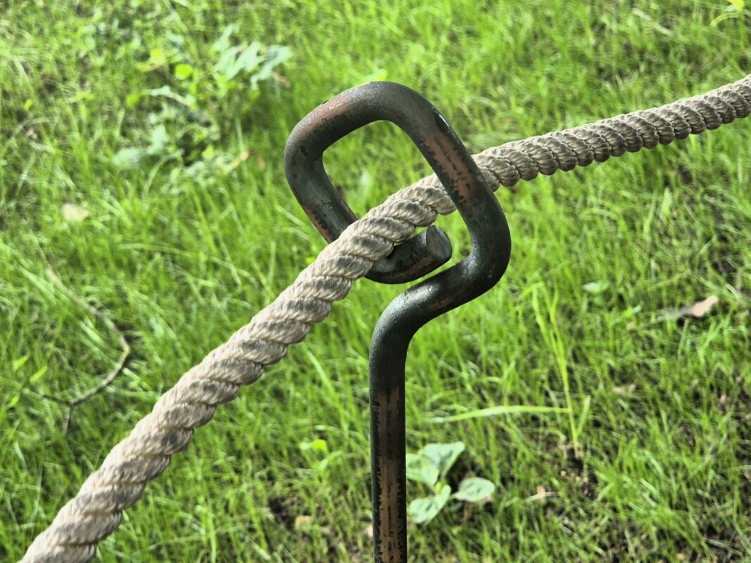 Ketten- & Seilpfosten. Durch die rautenförmige Öse kann man einen Ast, ein Seil, eine Kette oder einen Stiel durchziehen.