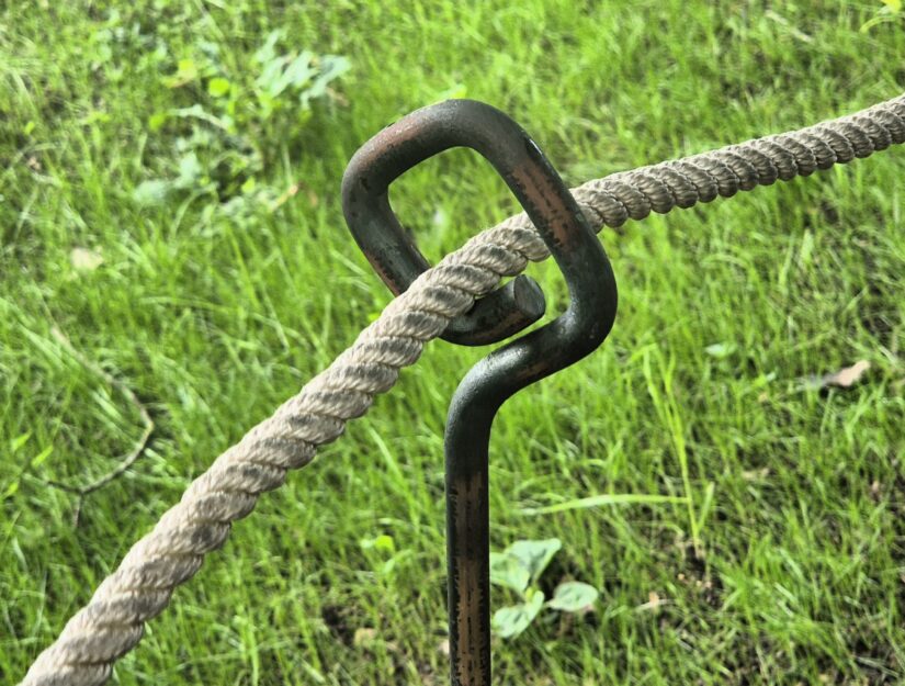 Massiver Seilpfosten zum Führen von Seilen, Ketten oder Zweigen.
