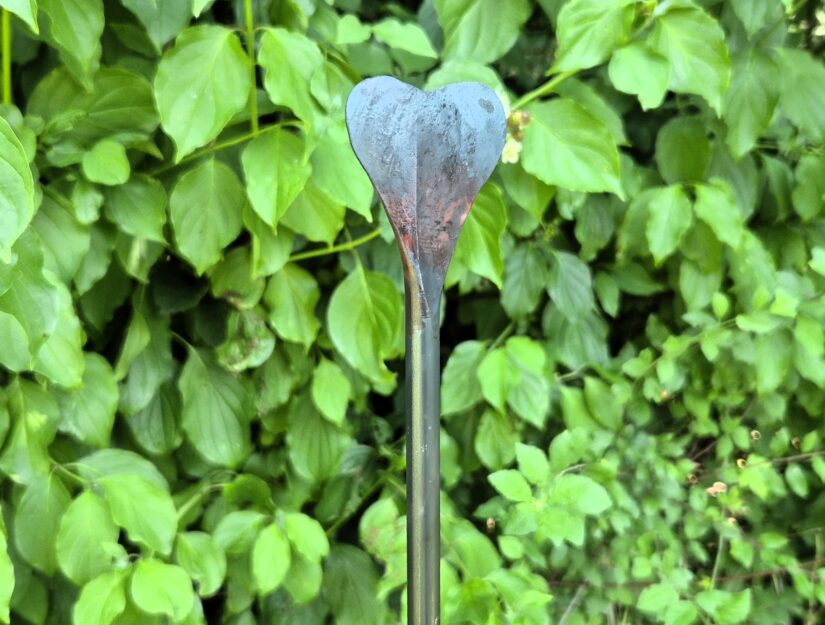 Sous le marteau, la tige est forgée à plat jusqu'à ce qu'elle prenne la forme d'un cœur.