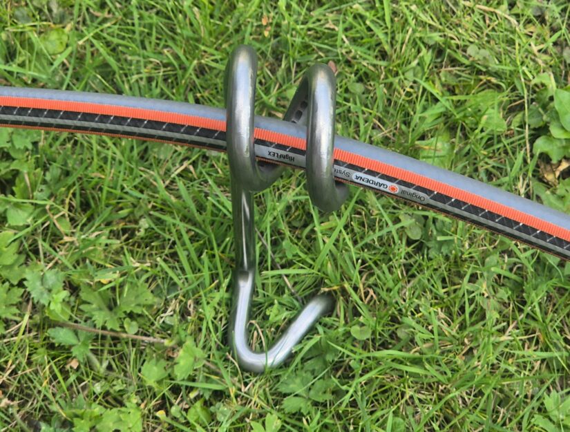 Den Gartenschlauch einfach in die Schlauch- & Kabelführung einlegen.