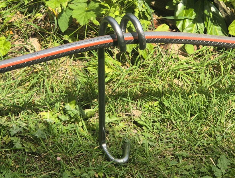 Mit der Schlauch- & Kabelführung bleibt der Gartenschlauch zuverlässig in Position.
