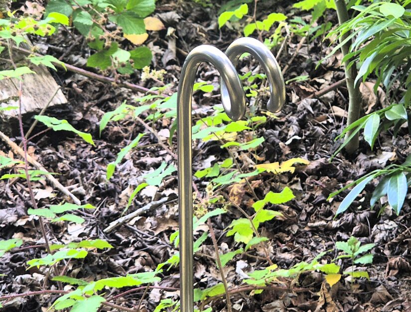 Mit dem Ringelpfosten ist es möglich, Schläuche oder Kabel über dem Boden zu führen.