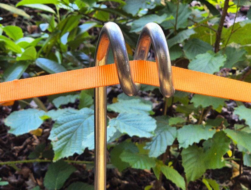 Ringelpfosten aus 1,2 cm starkem Rundstahl mit schmalem Band.