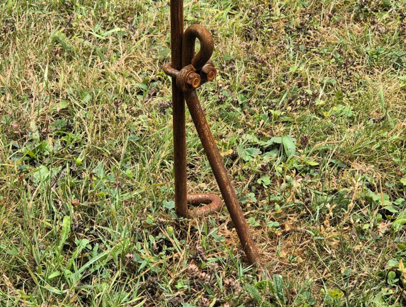 Nach zwei Monaten hat die Stützstrebe eine schöne Rostpatina angesetzt.