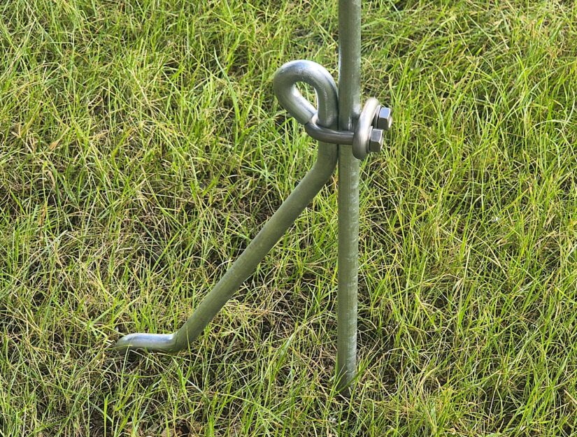 Die verzinkte Verstärkungsstütze ist an einem 1,2 cm dicken Stab befestigt.