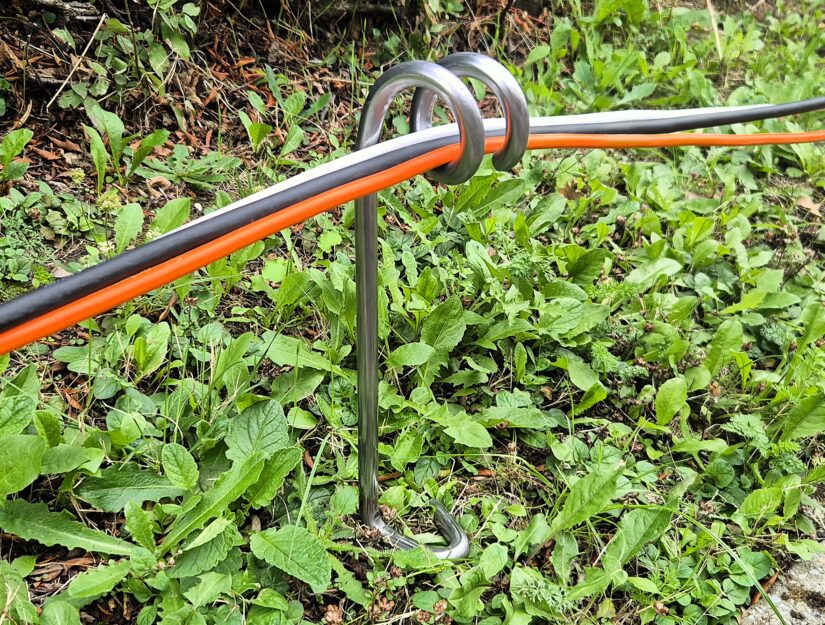 De in de grond gestoken kabelgoot is voorzien van drie stroomkabels.