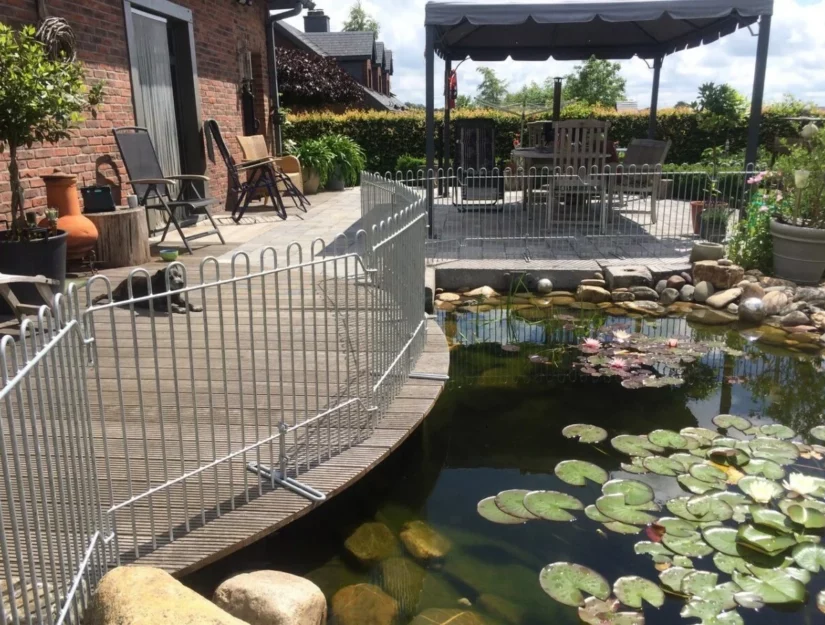 De verzinkte roosters zijn bevestigd aan de poten, die op het terras zijn vastgeschroefd.