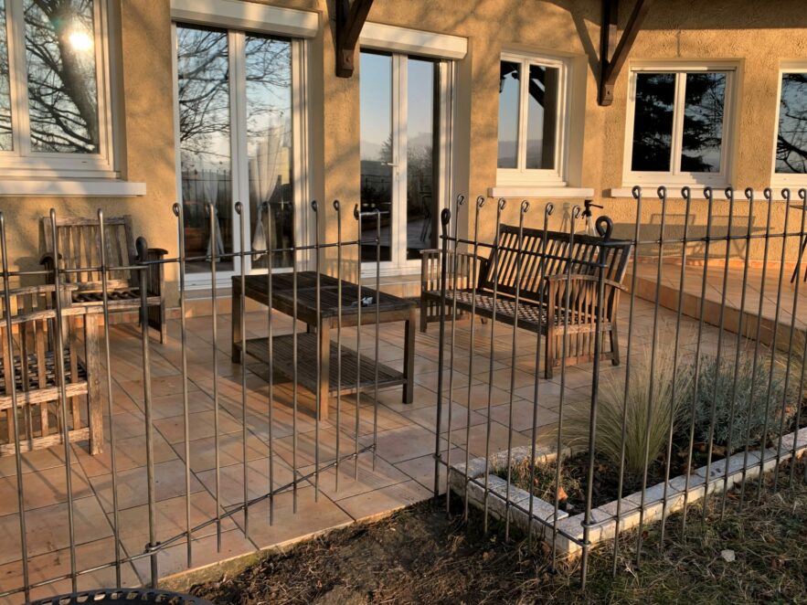 Porte du jardin donnant sur la terrasse - le raccordement de la clôture côté verrou est coudé à 90°.