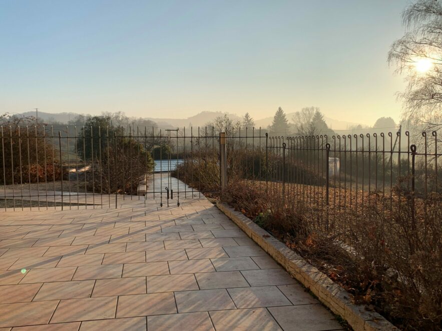 Notre nouvelle clôture devant la terrasse avant le soleil levant dans le brouillard