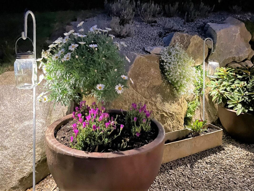 Kreatives Lichtspiel im Garten: Gebogene Laternenstäbe aus verzinktem Rund-Stahl