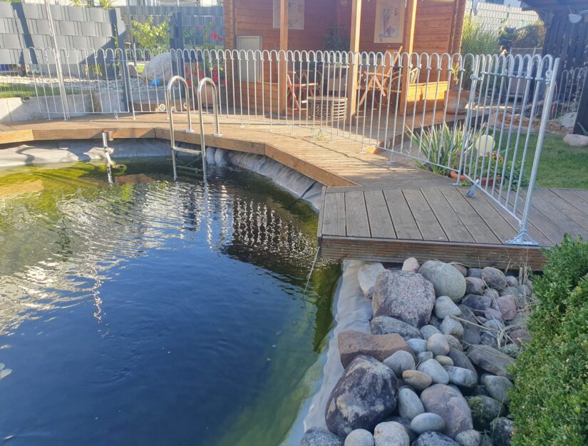 La clôture de la terrasse de l'étang de natation est terminée.