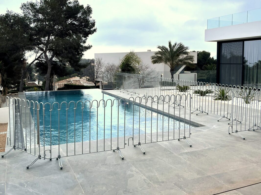 Ich bin sehr zufrieden mit dem Zaun. Die Installation dauerte einen halben Tag. Jetzt wird es nicht mehr als 1 Stunde dauern, um den Poolzaun zu demontieren oder zu montieren.