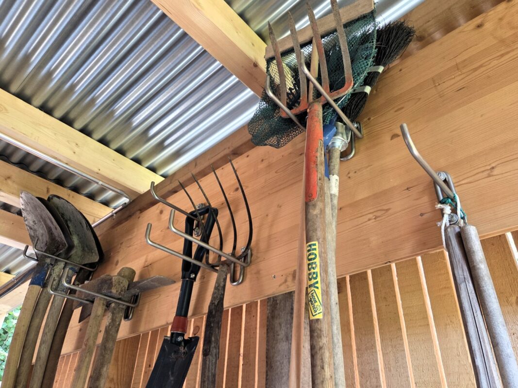 Nous avons installé plusieurs porte-balais, crochets muraux et un porte-tuyau dans notre « abri de jardin ».