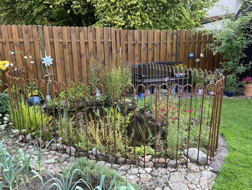 Der Zaun ließ sich ohne Schwierigkeiten aufstellen. Die ungleichmäßige Geometrie unseres kleinen Gartenteichs war problemlos nachvollziehbar.