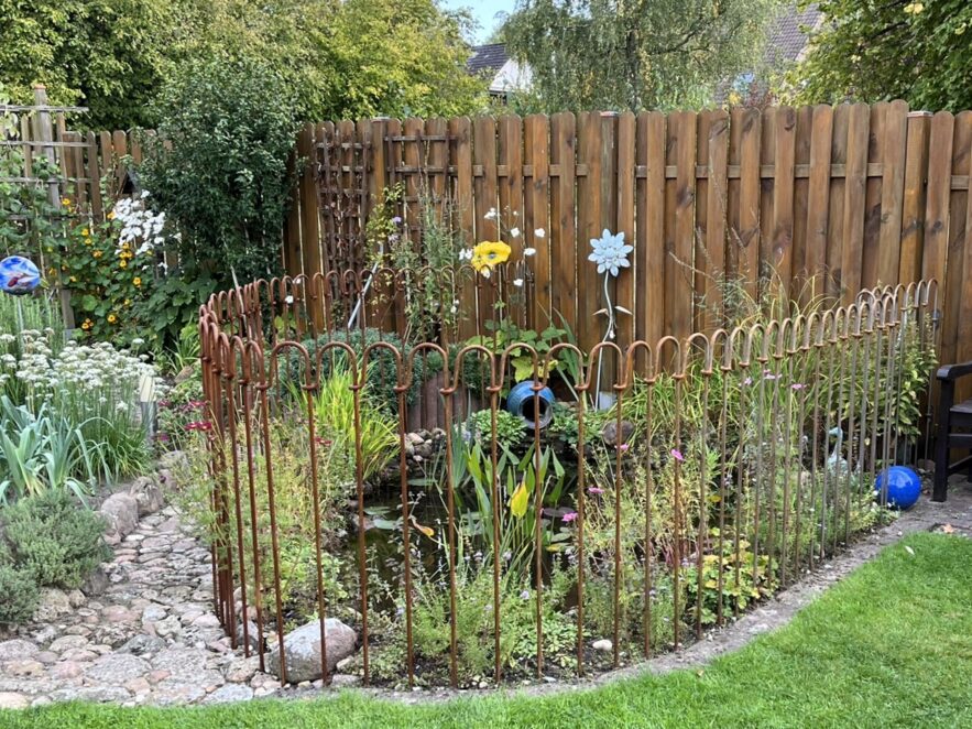 Der Zaun passt sehr gut zu unserem Garten, weil er keine 