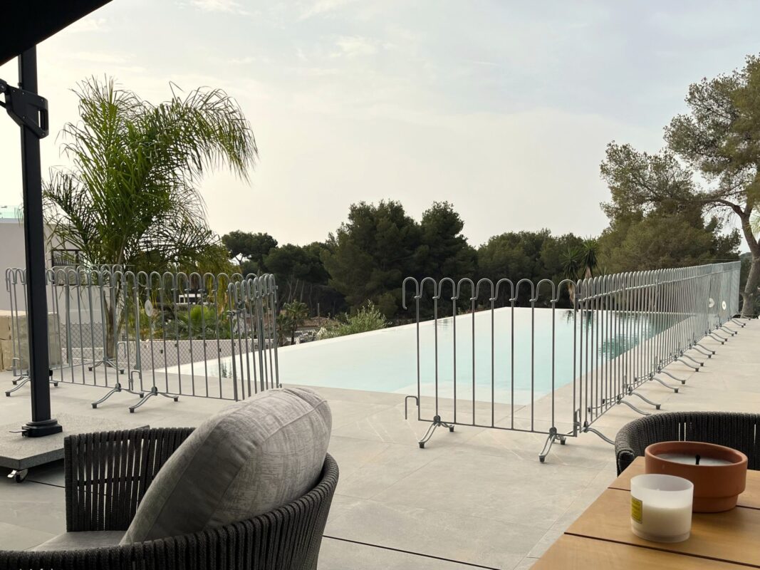 Clôture de piscine sécurisée pour les enfants en Espagne - stable, installée sur des pieds.