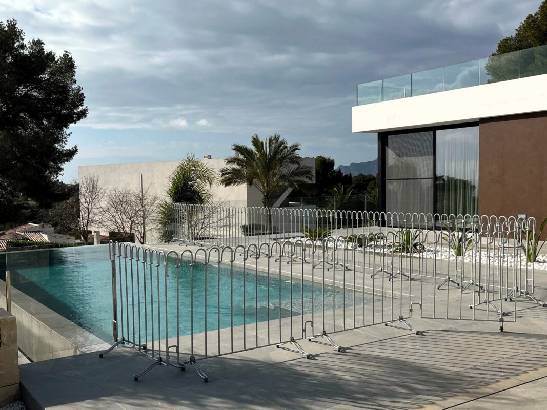 Kindersicherer Poolzaun in Spanien - stabil auf Standfüßen aufgestellt.