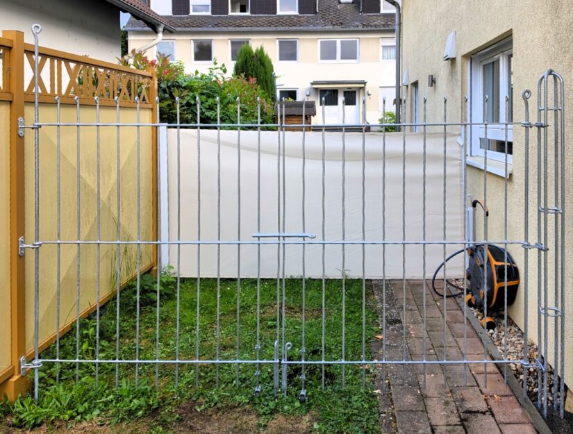 Un portail à double battant « léger » de 256 cm de large et 170 cm de haut, et un poteau lourd.