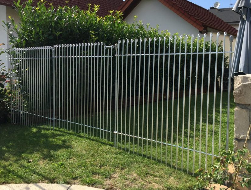 Une porte standard (108 cm) peut être facilement reliée aux autres éléments de clôture.