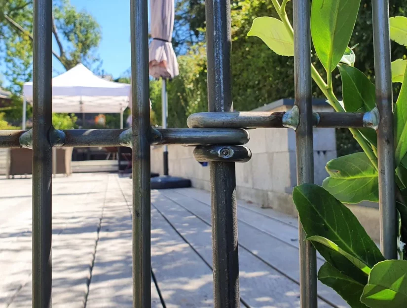 Hekwerk met “dichte mazen” en vastgeschroefde ring als steun.