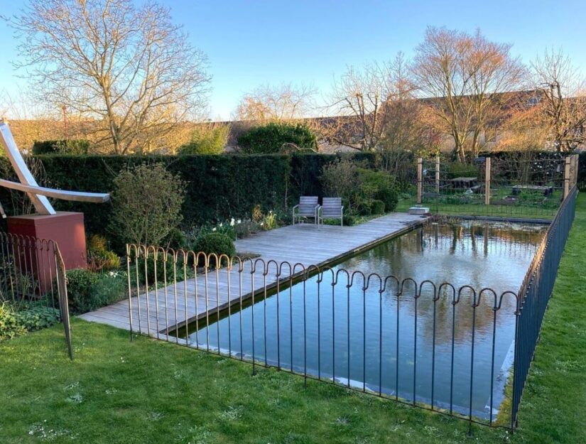 De insteekelementen worden in het gazon voor de waterbak geplaatst.