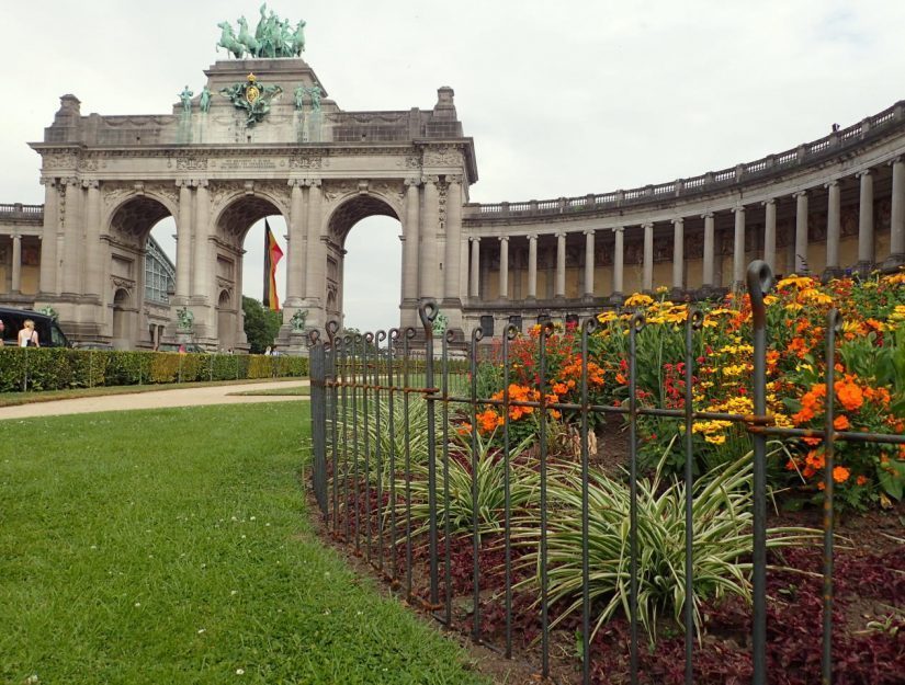 Rostender Metallzaun als Schutz vor Blumenbeete in einem großen Park in Brüssel.