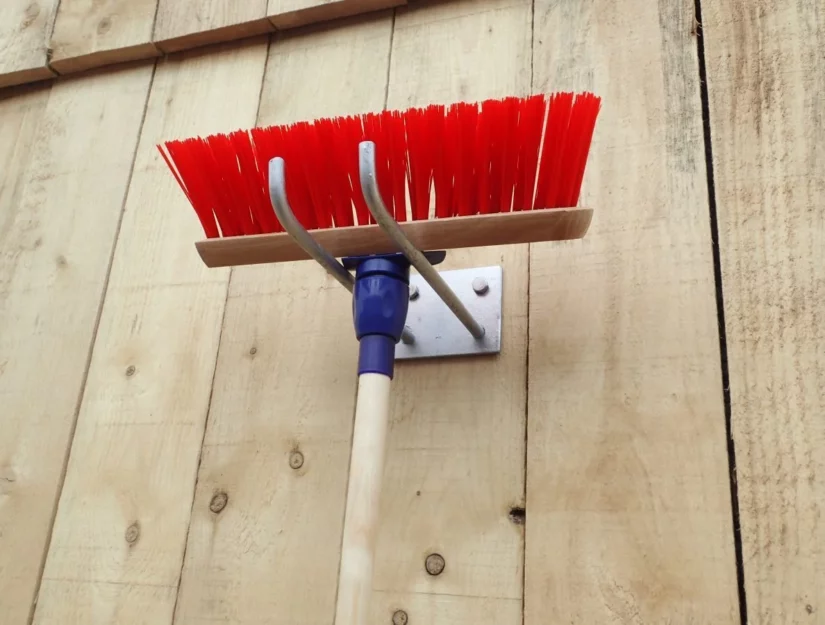 Eenvoudige gereedschap- en bezemhouder om vast te schroeven, verzinkt.