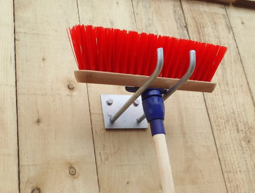 U kunt maximaal 4 gereedschappen (bezems, schoppen, ...) aan de eenvoudige gereedschapshouder ophangen.