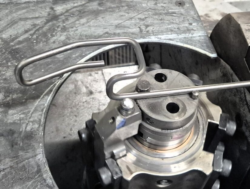 Biegen von Kleiderhaken aus 6 mm starkem Stahldraht.
