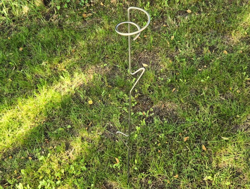 Der Pflanzstab kann in den Gartenboden oder in große Blumentöpfe gesteckt werden.