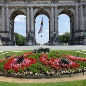 Die Blumen vor dem Triumphbogen werden mit dem Zaun vor Vandalismus geschützt
