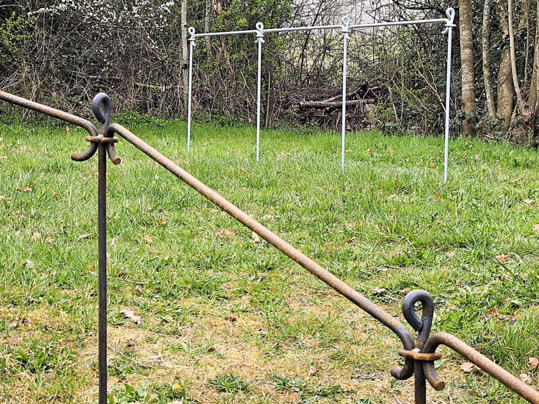 Vorne der Einsteck-Handlauf roh/gerostet, hinten der Handlauf verzinkt.
