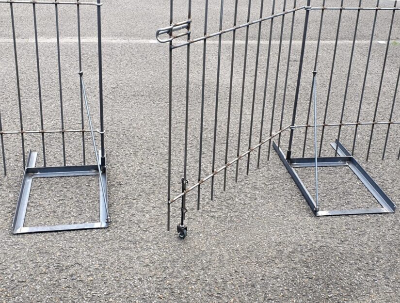 Vloerstandaard met buis rechts en links naast een deur met vloerrol.