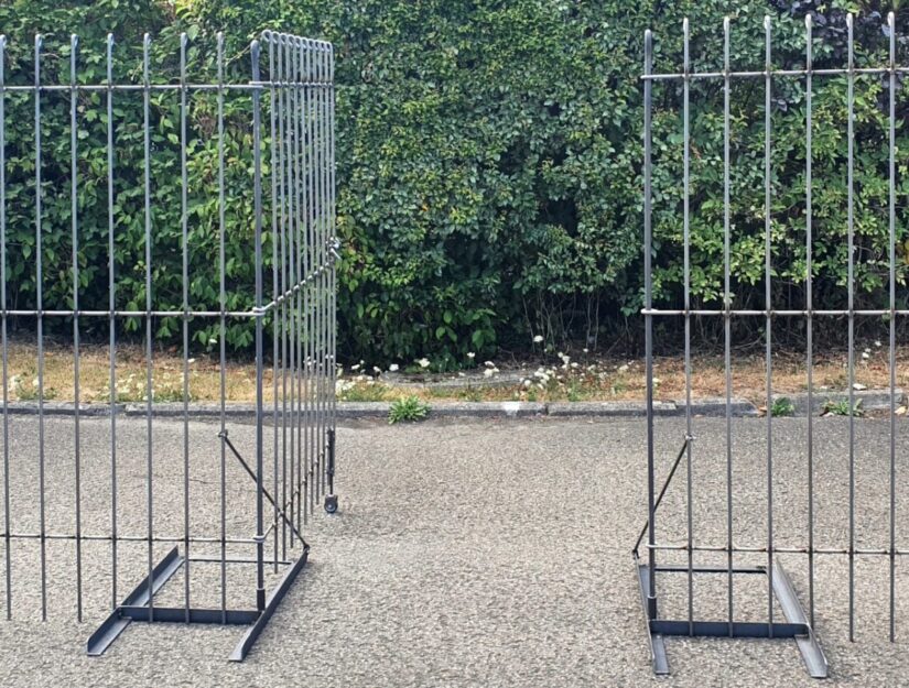 Deur anneau-170-ruw gemonteerd tussen twee vloerstandaards (met buis links en rechts).