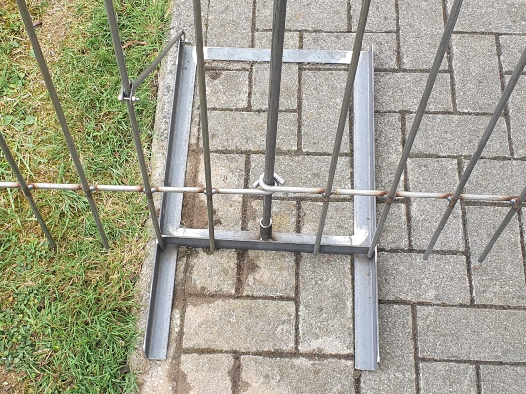 Bodenständer mit Zaun 170 cm hoch